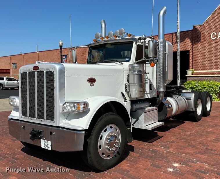 image for item KM9855 2017 Peterbilt 389  semi truck