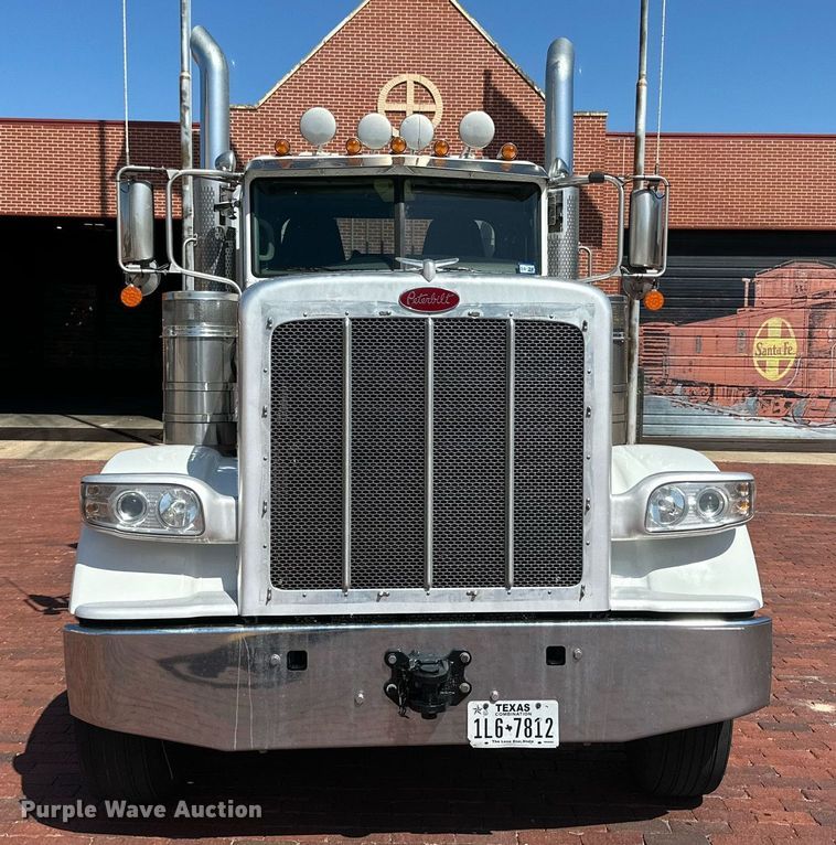 image for item KM9855 2017 Peterbilt 389  semi truck