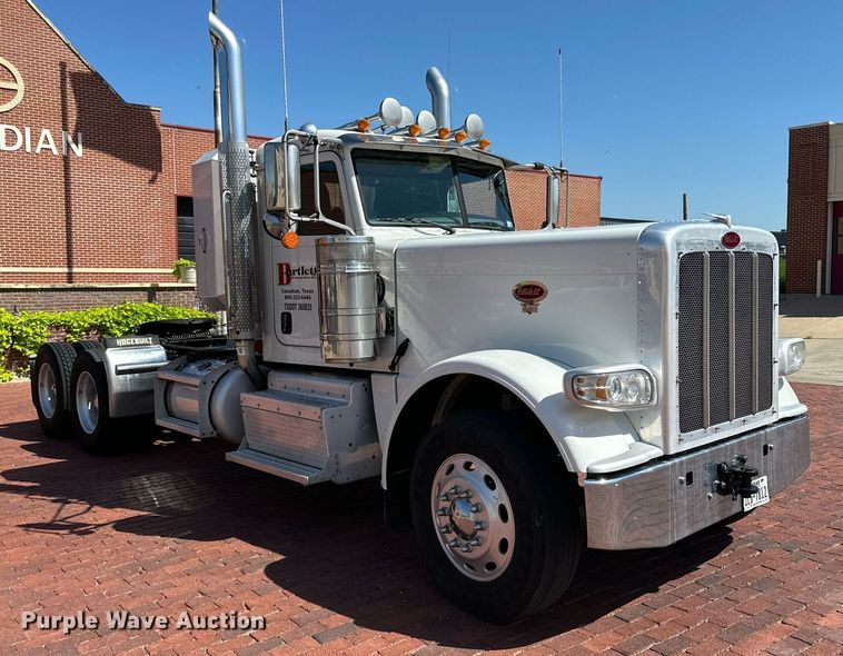 image for item KM9855 2017 Peterbilt 389  semi truck