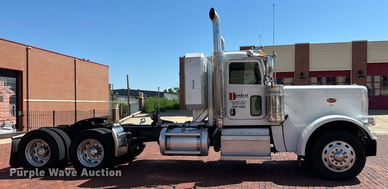 image for item KM9855 2017 Peterbilt 389  semi truck