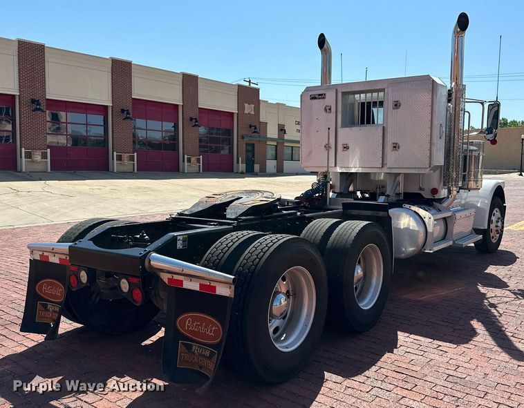 image for item KM9855 2017 Peterbilt 389  semi truck