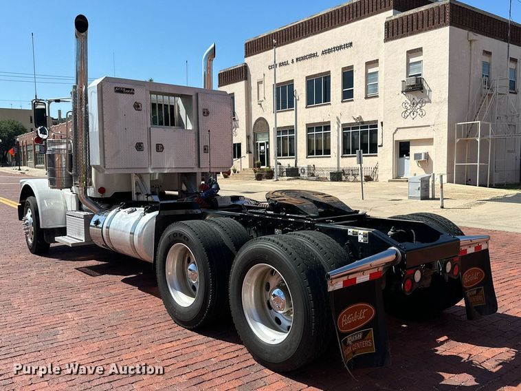 image for item KM9855 2017 Peterbilt 389  semi truck