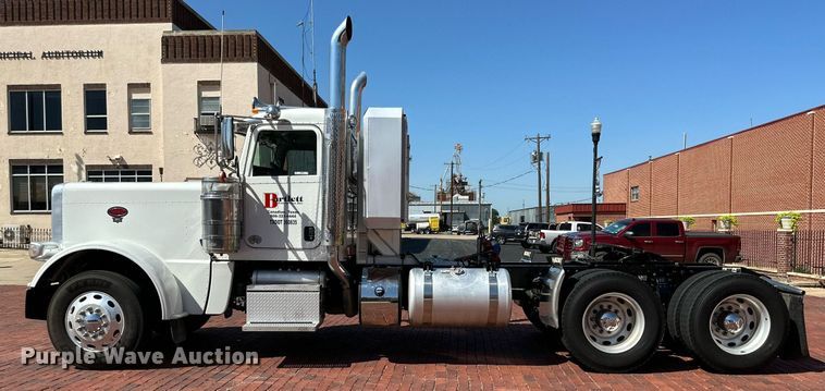 image for item KM9855 2017 Peterbilt 389  semi truck