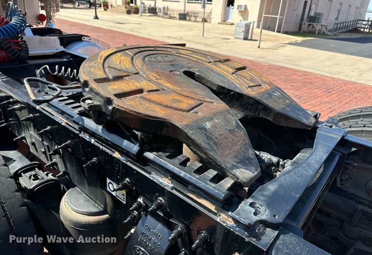 image for item KM9855 2017 Peterbilt 389  semi truck