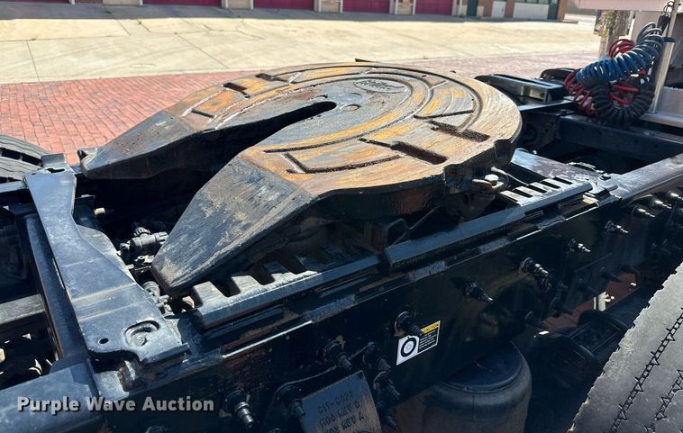 image for item KM9855 2017 Peterbilt 389  semi truck