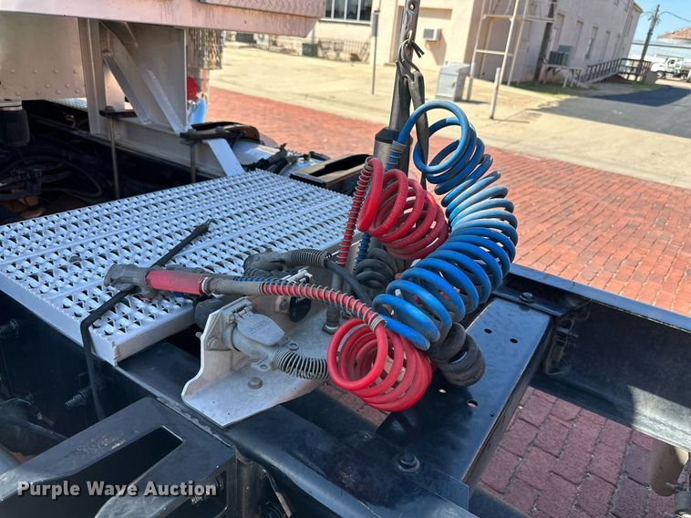 image for item KM9855 2017 Peterbilt 389  semi truck