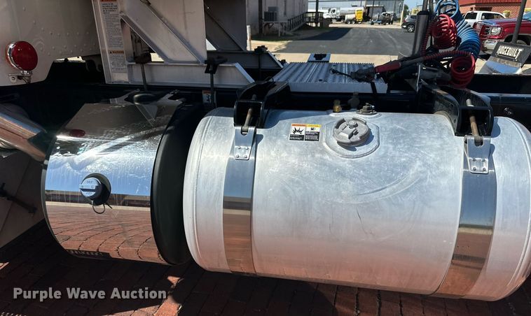 image for item KM9855 2017 Peterbilt 389  semi truck