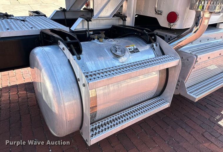 image for item KM9855 2017 Peterbilt 389  semi truck