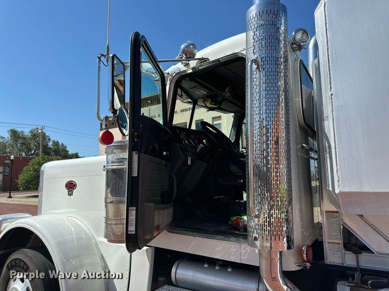 image for item KM9855 2017 Peterbilt 389  semi truck