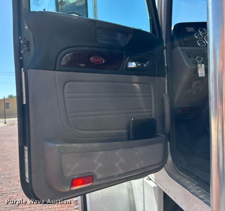 image for item KM9855 2017 Peterbilt 389  semi truck