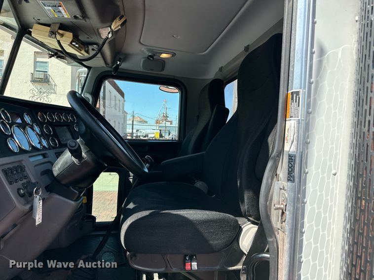 image for item KM9855 2017 Peterbilt 389  semi truck