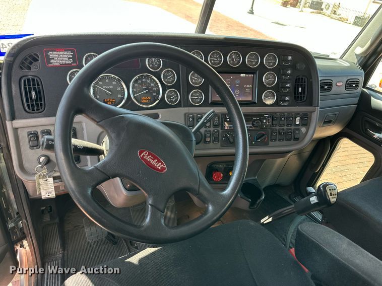 image for item KM9855 2017 Peterbilt 389  semi truck