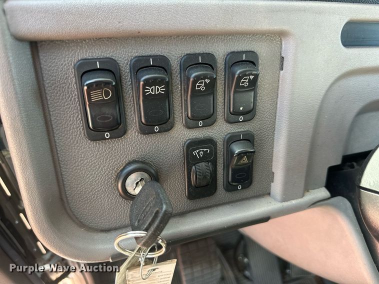 image for item KM9855 2017 Peterbilt 389  semi truck