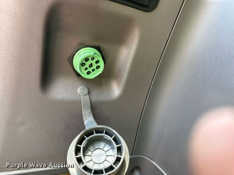 image for item KM9855 2017 Peterbilt 389  semi truck