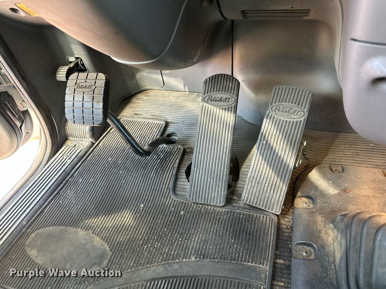 image for item KM9855 2017 Peterbilt 389  semi truck