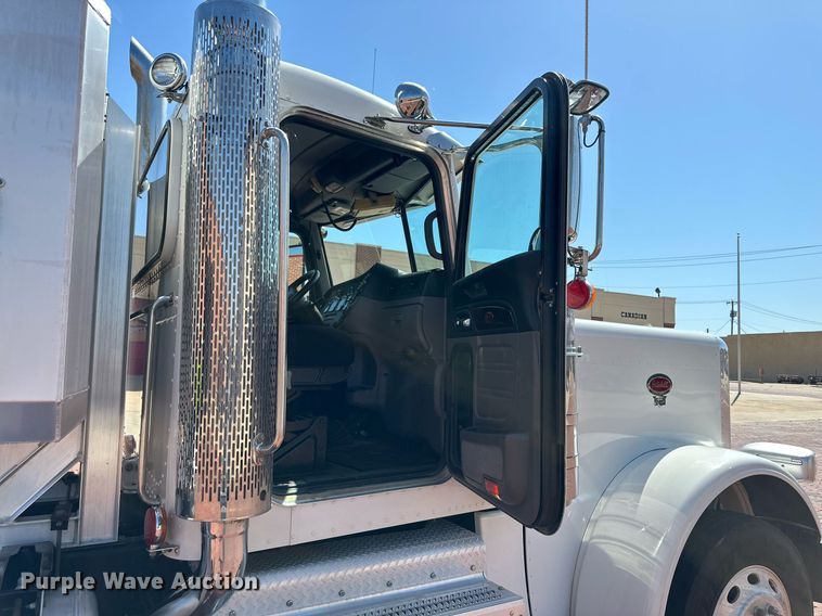 image for item KM9855 2017 Peterbilt 389  semi truck