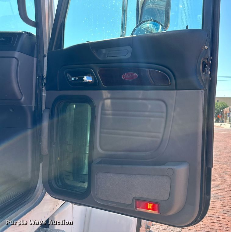 image for item KM9855 2017 Peterbilt 389  semi truck