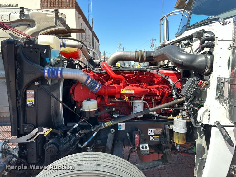 image for item KM9855 2017 Peterbilt 389  semi truck