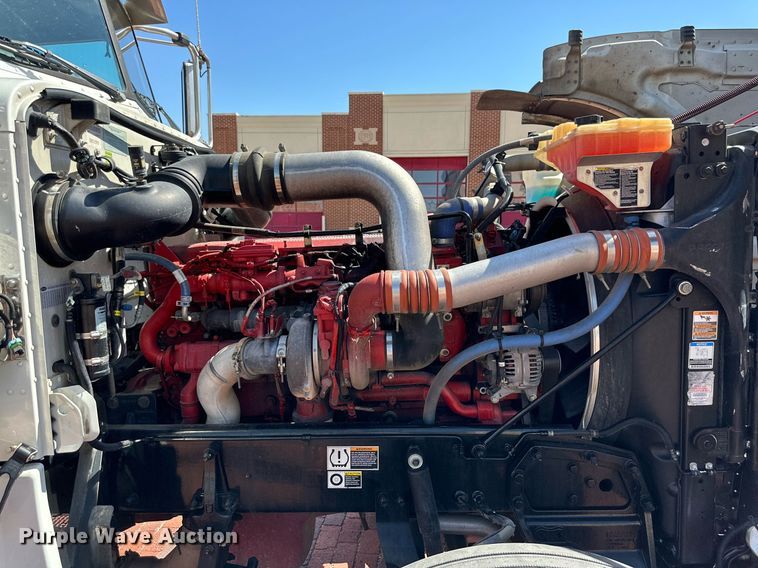 image for item KM9855 2017 Peterbilt 389  semi truck