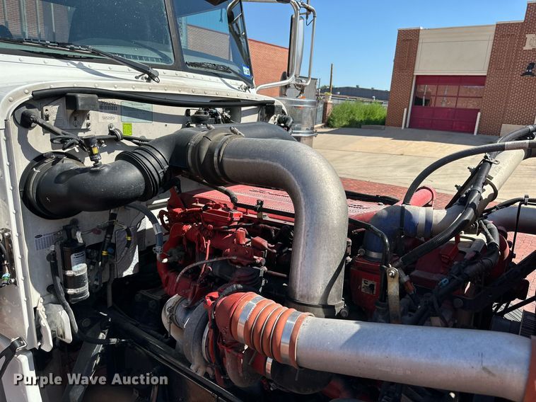 image for item KM9855 2017 Peterbilt 389  semi truck