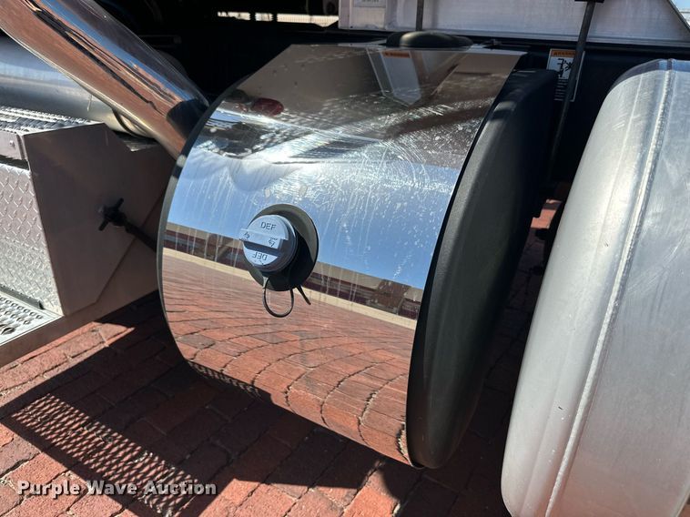 image for item KM9855 2017 Peterbilt 389  semi truck