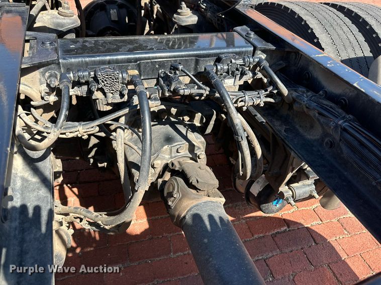 image for item KM9855 2017 Peterbilt 389  semi truck