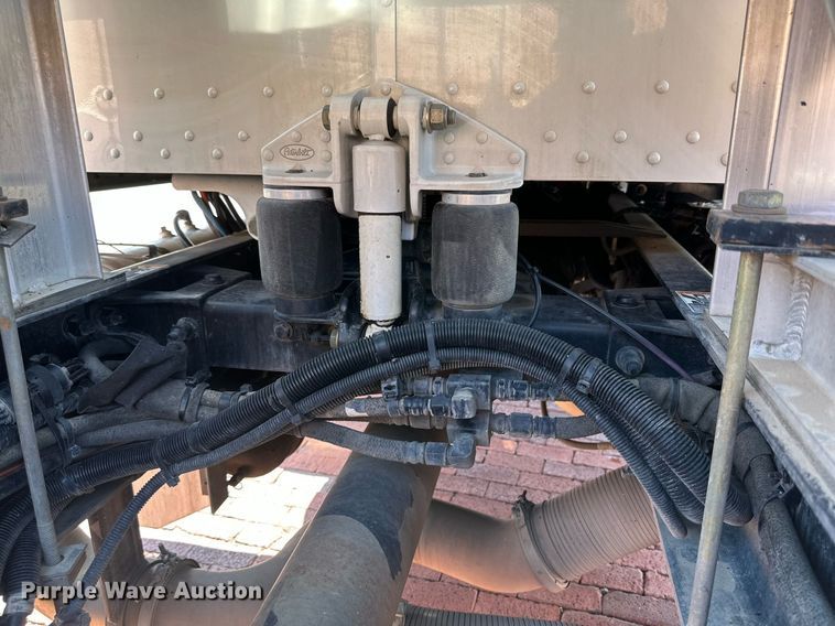 image for item KM9855 2017 Peterbilt 389  semi truck