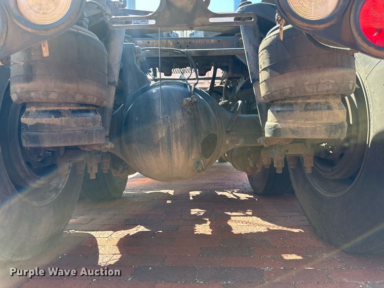 image for item KM9855 2017 Peterbilt 389  semi truck