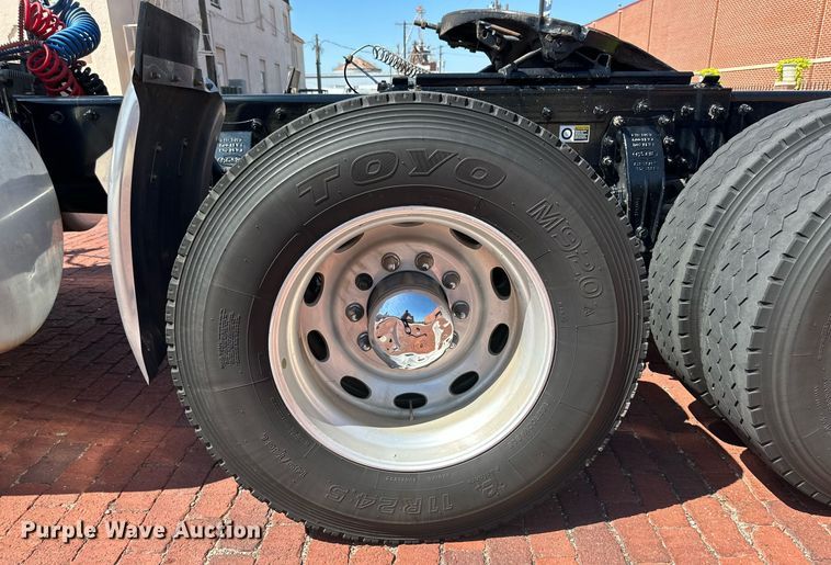 image for item KM9855 2017 Peterbilt 389  semi truck