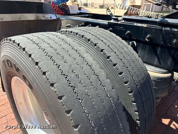 image for item KM9855 2017 Peterbilt 389  semi truck