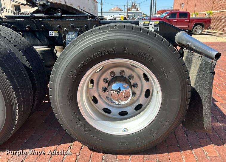 image for item KM9855 2017 Peterbilt 389  semi truck