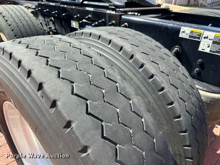 image for item KM9855 2017 Peterbilt 389  semi truck