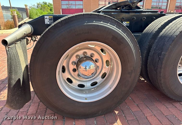 image for item KM9855 2017 Peterbilt 389  semi truck