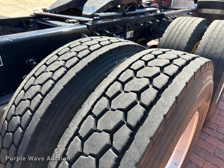 image for item KM9855 2017 Peterbilt 389  semi truck