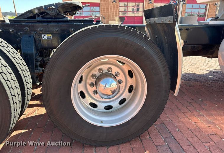 image for item KM9855 2017 Peterbilt 389  semi truck