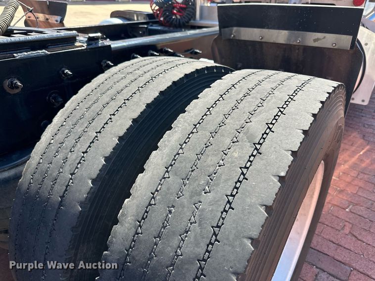 image for item KM9855 2017 Peterbilt 389  semi truck