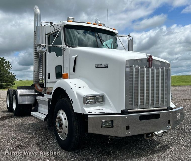 image for item KW9139 2010 Kenworth T800  semi truck