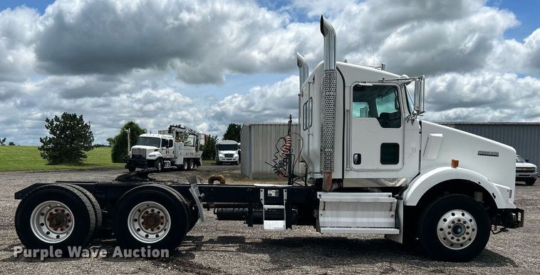 image for item KW9139 2010 Kenworth T800  semi truck