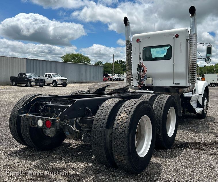 image for item KW9139 2010 Kenworth T800  semi truck