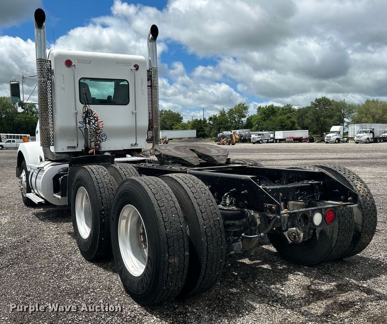 image for item KW9139 2010 Kenworth T800  semi truck