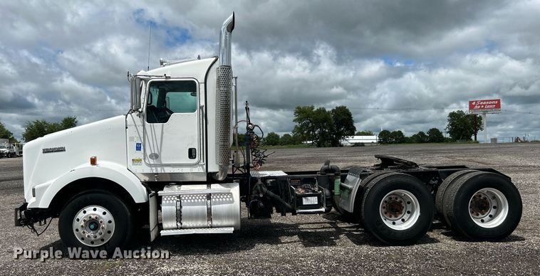 image for item KW9139 2010 Kenworth T800  semi truck