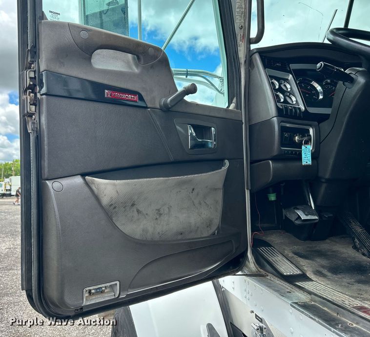 image for item KW9139 2010 Kenworth T800  semi truck