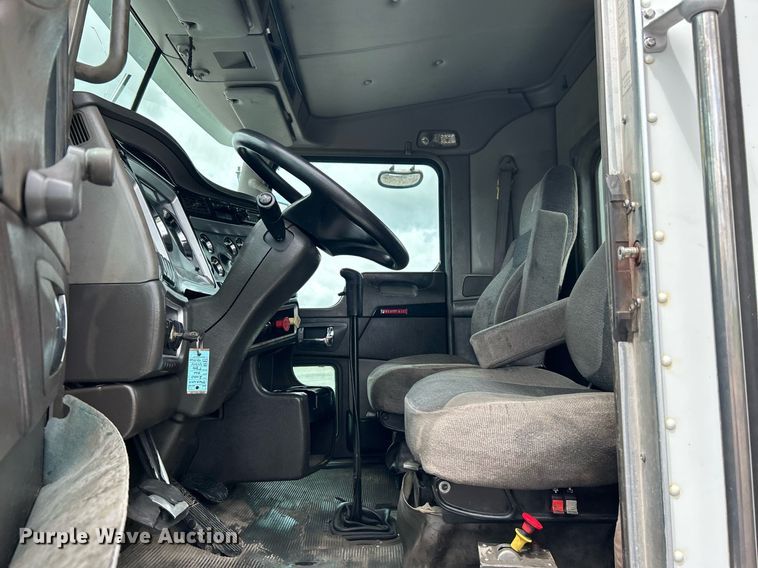 image for item KW9139 2010 Kenworth T800  semi truck