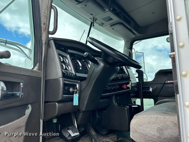 image for item KW9139 2010 Kenworth T800  semi truck