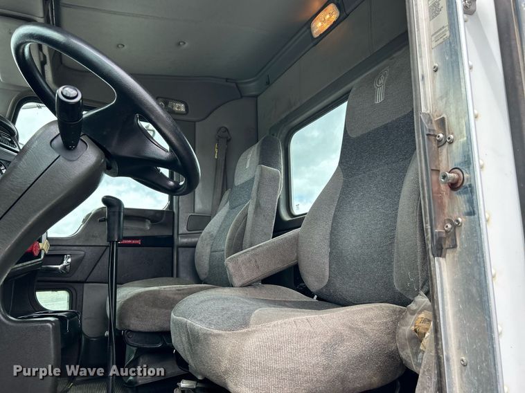 image for item KW9139 2010 Kenworth T800  semi truck