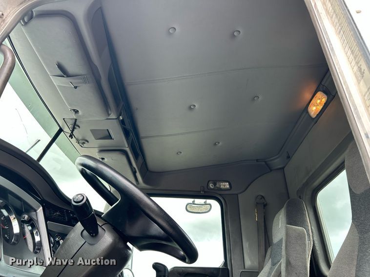 image for item KW9139 2010 Kenworth T800  semi truck