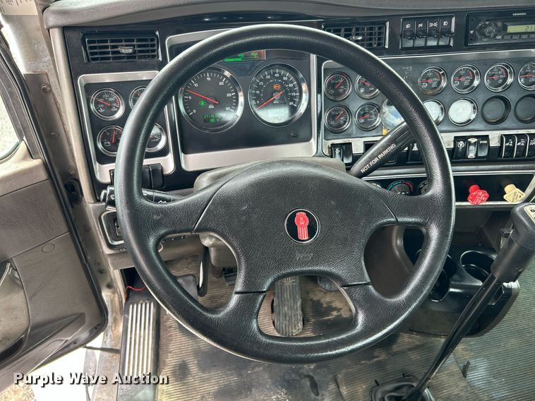 image for item KW9139 2010 Kenworth T800  semi truck