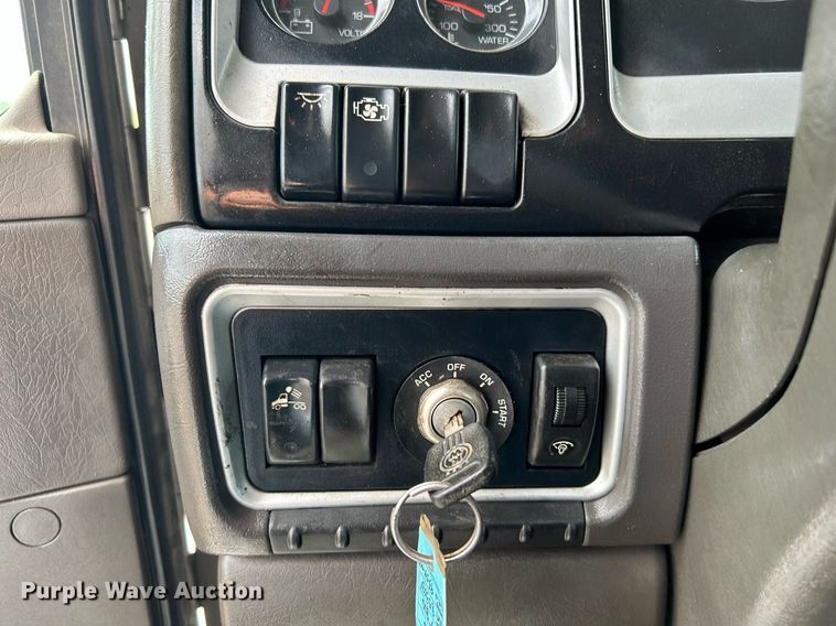 image for item KW9139 2010 Kenworth T800  semi truck