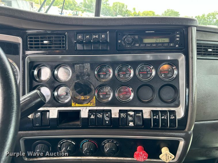 image for item KW9139 2010 Kenworth T800  semi truck