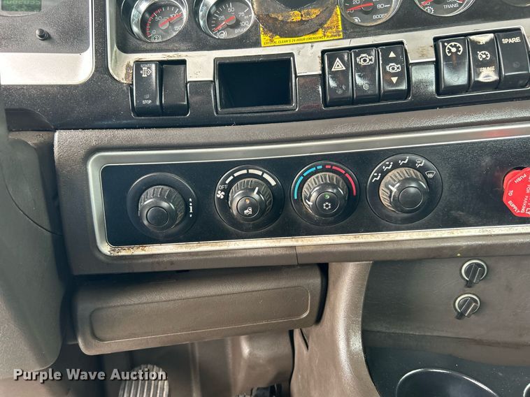 image for item KW9139 2010 Kenworth T800  semi truck